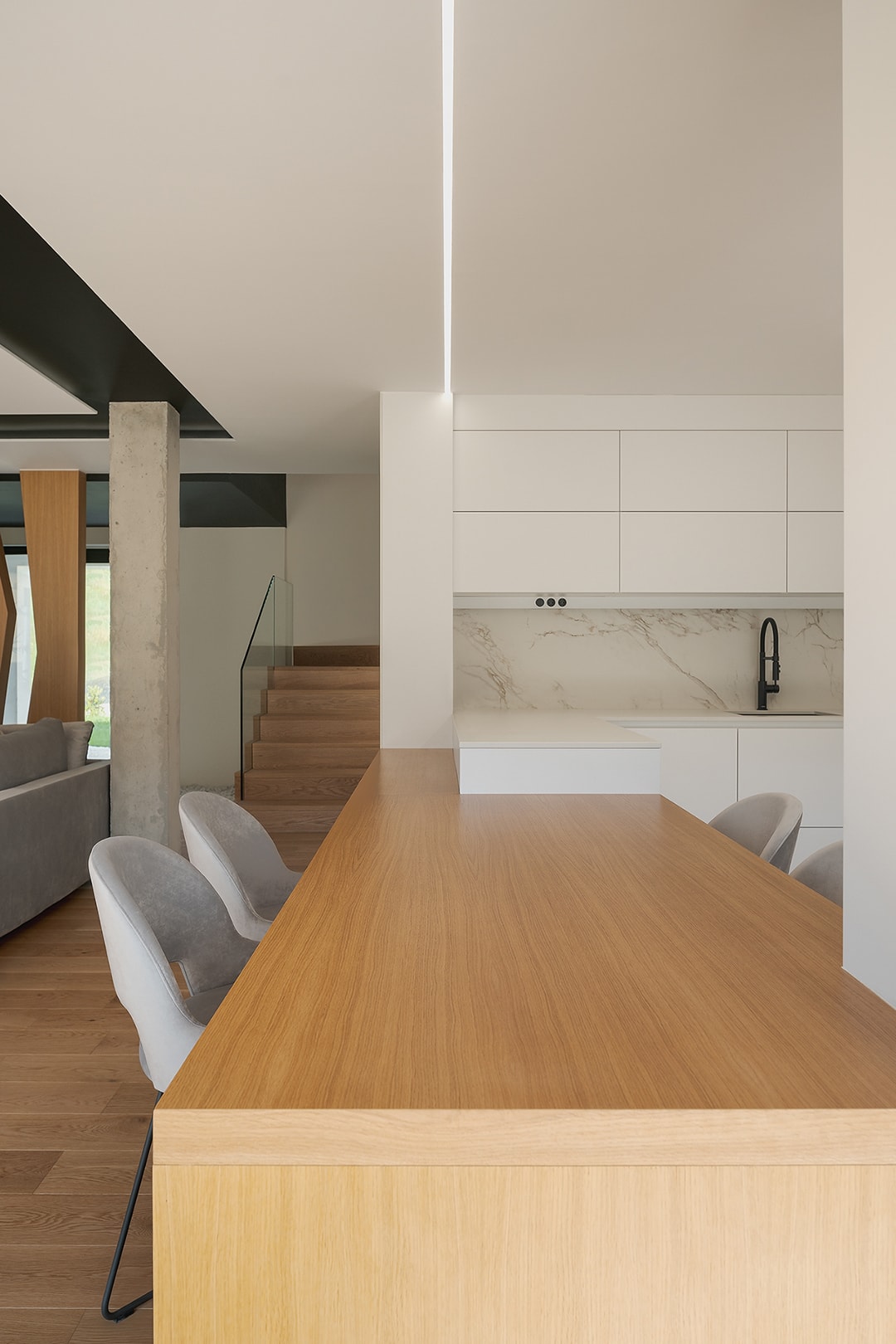 Cocina Santos con barra de madera para desayunos.