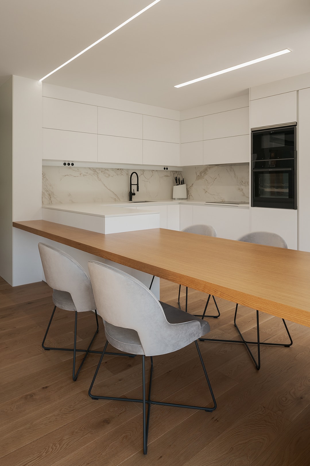 Cocina Santos con mobiliario en blanco ELEA Innsbruck