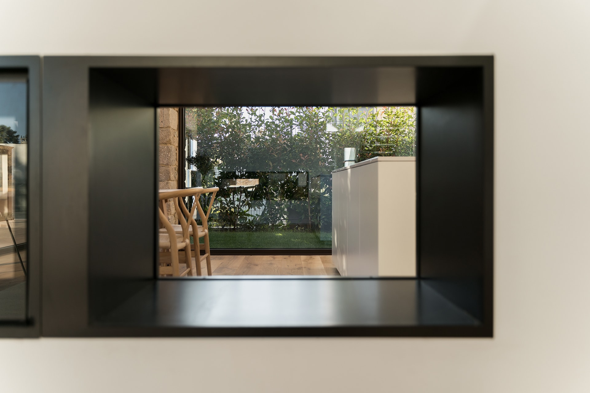 Detalle de cocina blanca Santos en vivienda diseñada por Arnela Arquitectura.