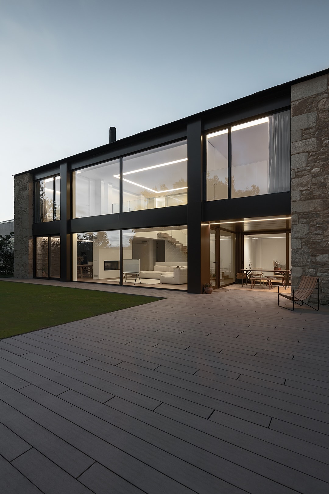 Vista exterior de vivienda con cocina blanca Santos, diseño de Arnela Arquitectura.