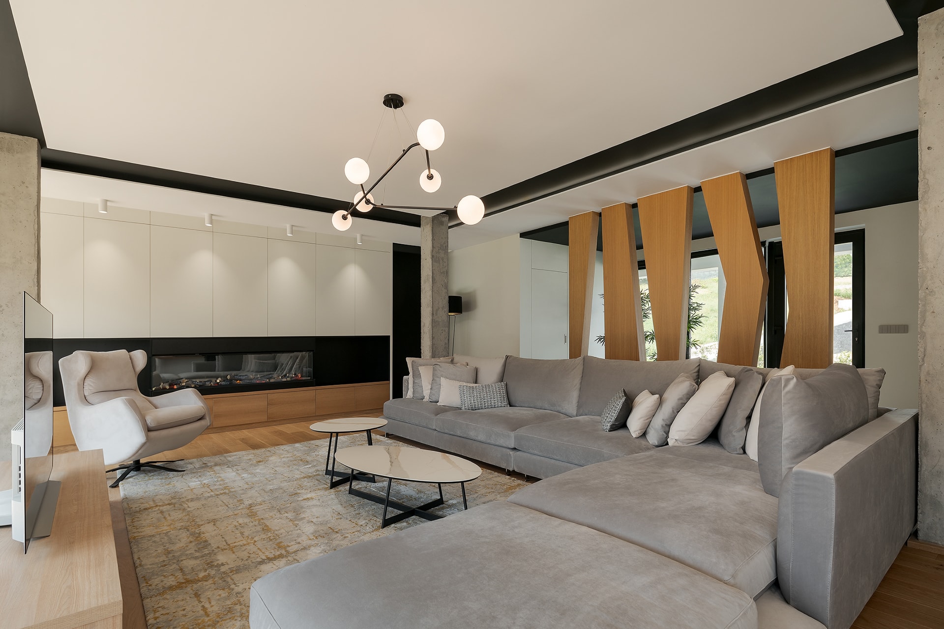Salón conectado con cocina abierta, diseñado por Arnela Arquitectura.
