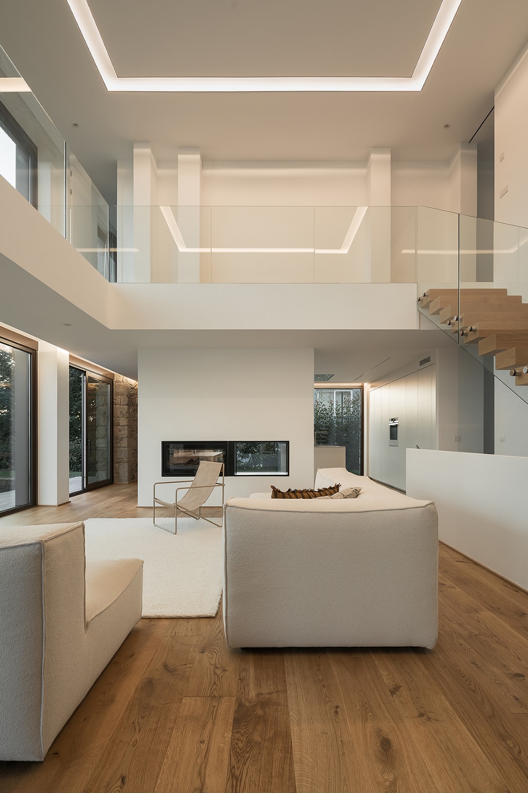 Salón comedor en vivienda con cocina blanca Santos con isla central.