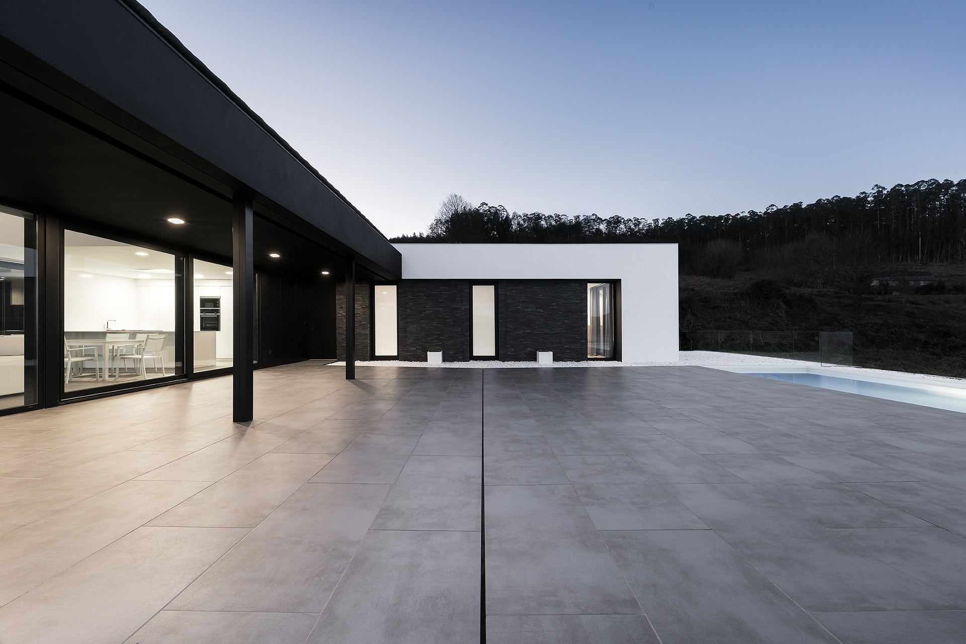 Vista exterior de vivienda diseñada por Arnela Arquitectura con cocina Santos integrada.