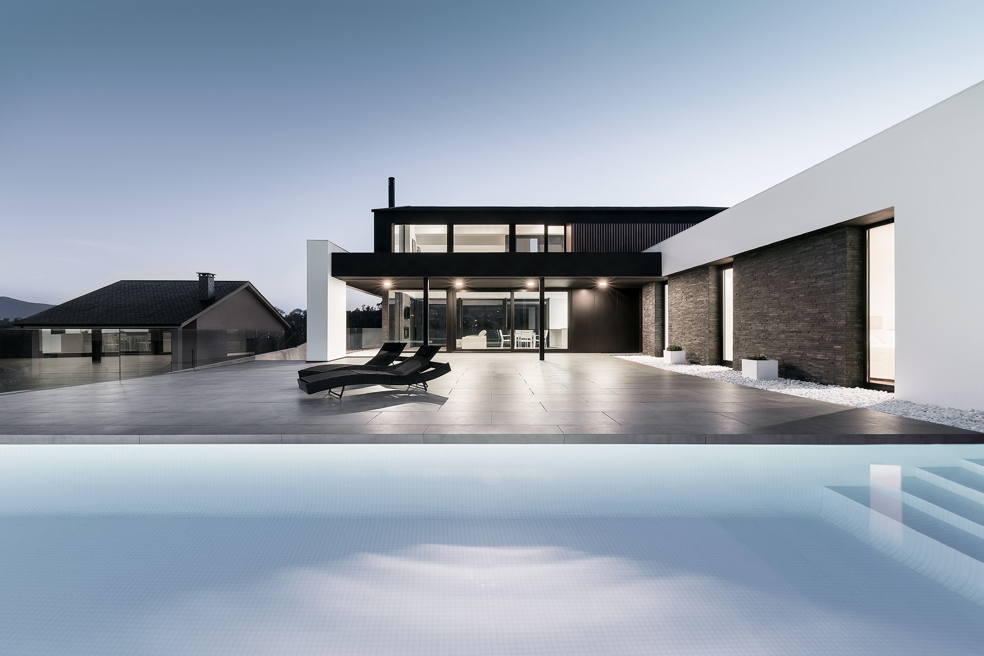 Vivienda con cocina blanca Santos abierta al salón, diseño de Arnela Arquitectura.