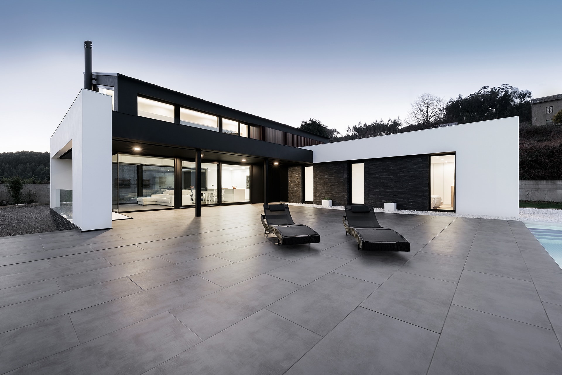 Vista exterior de vivienda con cocina blanca Santos abierta.