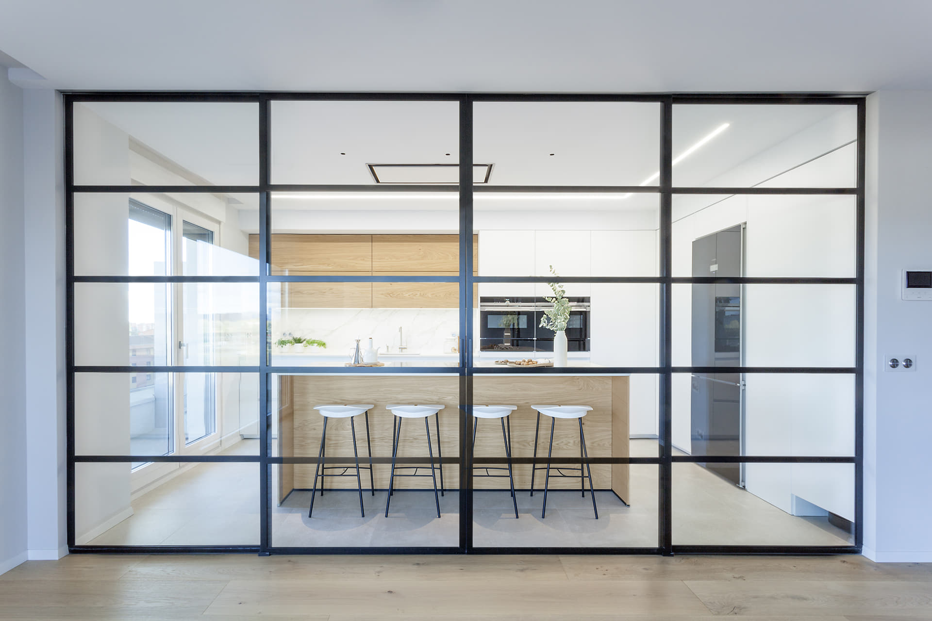 Cerramiento de cristal para cocina Santos con isla.