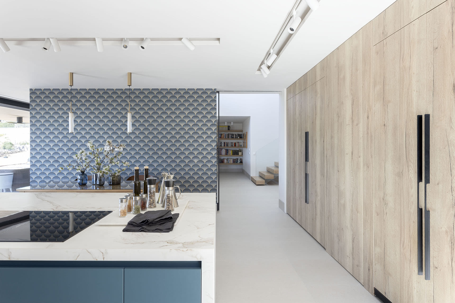Cocina abierta con isla en azul diseñada por Santos.