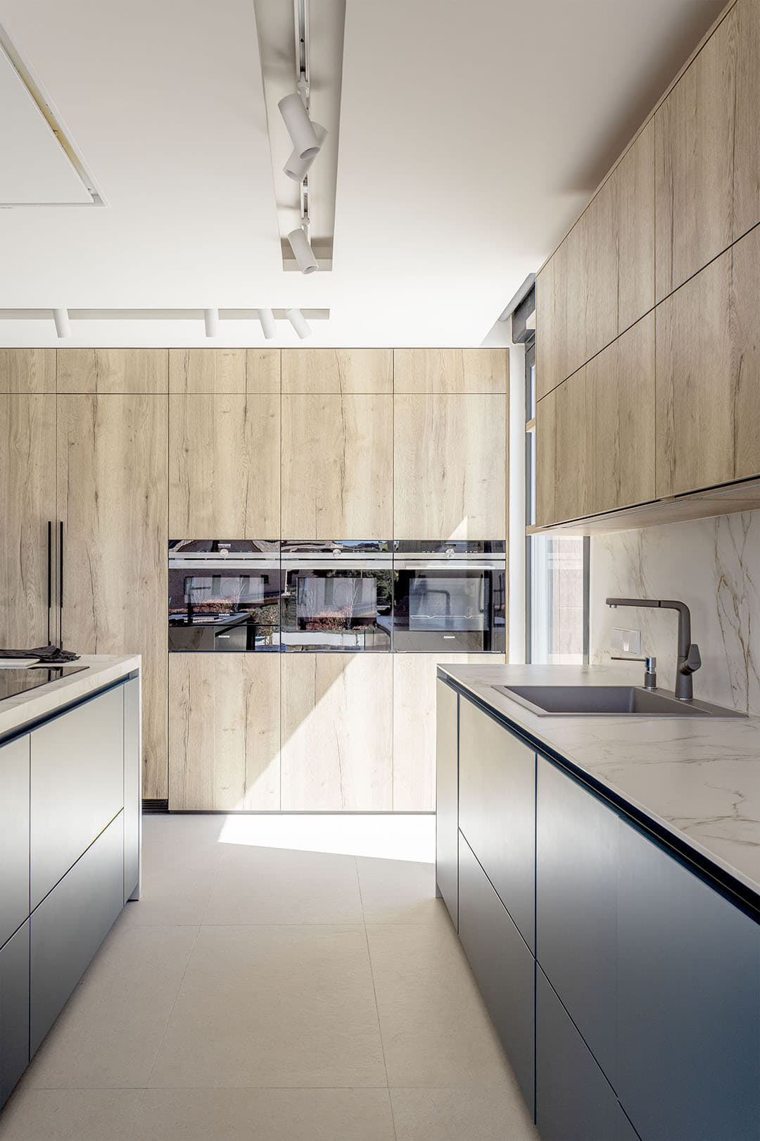 Cocina en azul Santos con acabados en madera Roble Rústico Sincro.