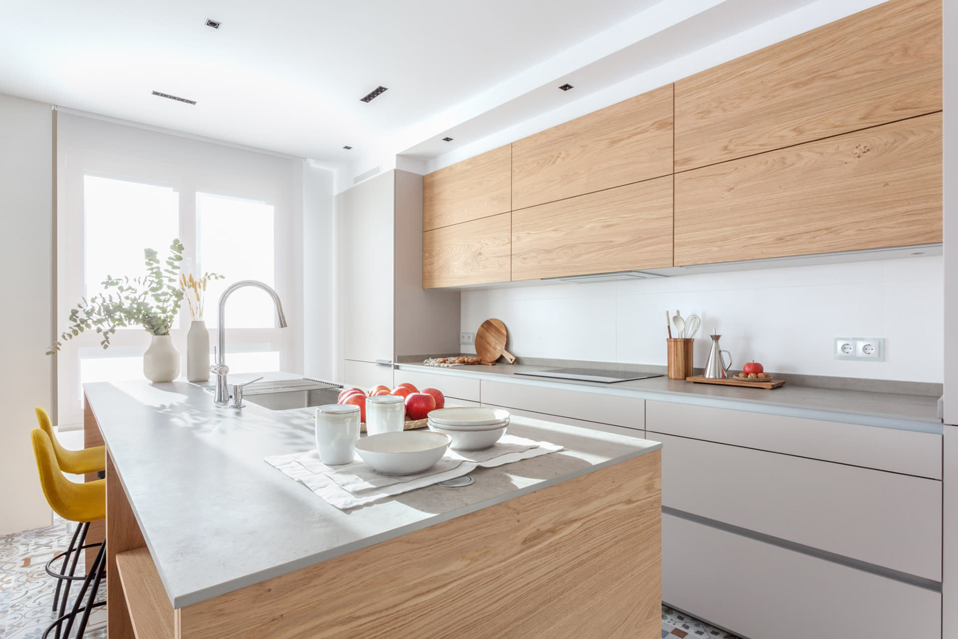 Cocina blanca Cashmere con isla y muebles con acabados en Roble Rústico de Santos.