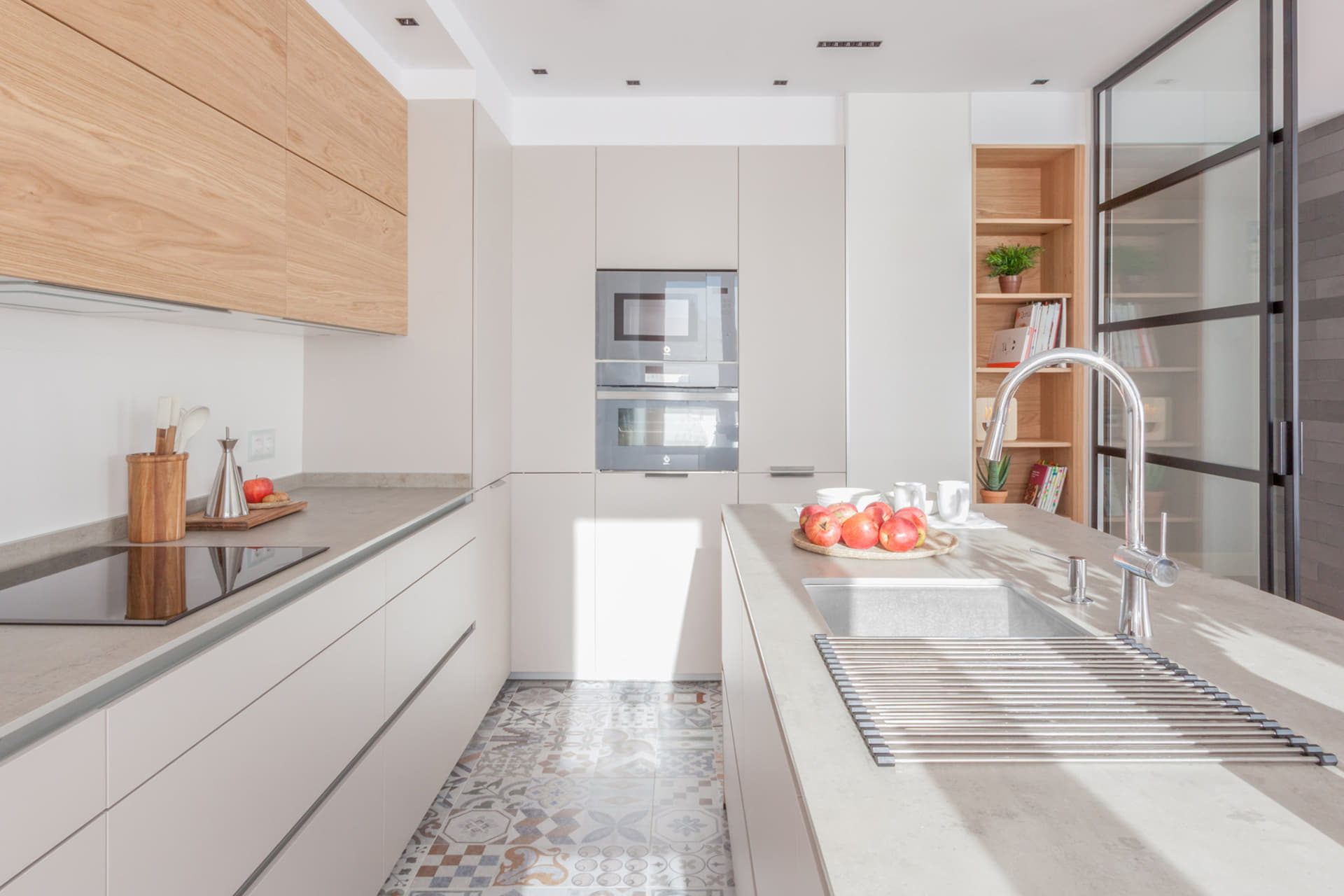 Cocina blanca Cashmere con isla y acabados en Roble Rústico diseñada por Santos.
