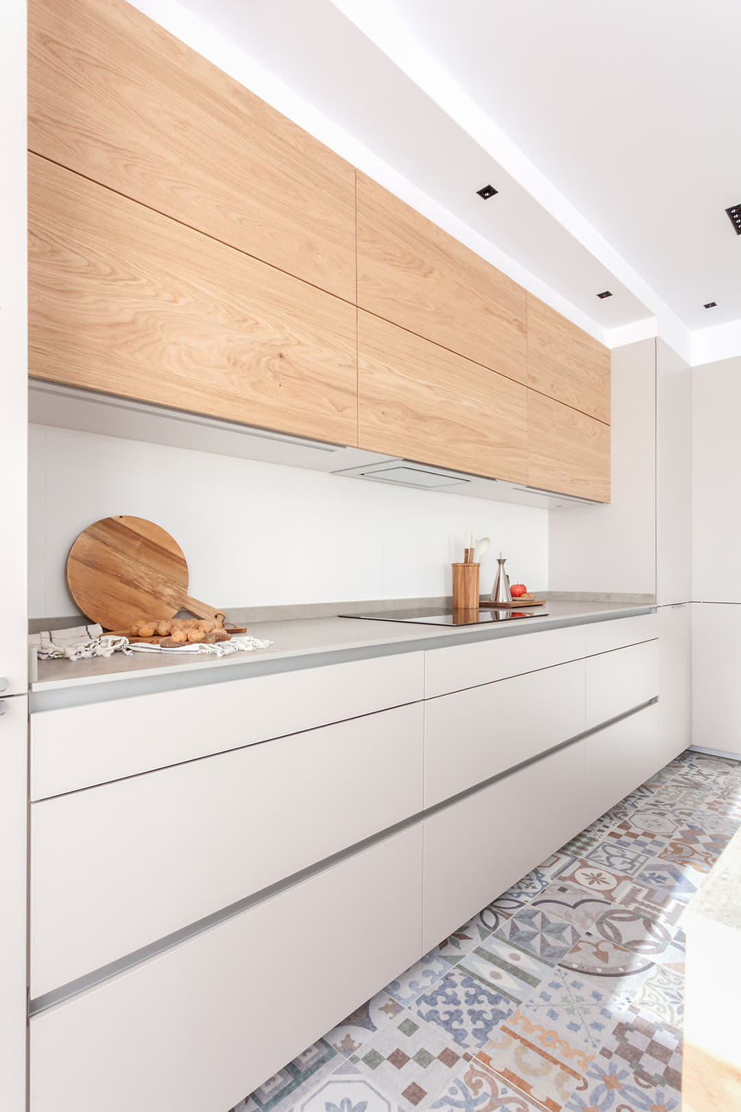 Cocina blanca Cashmere de Santos con acabados de Roble Rústico.