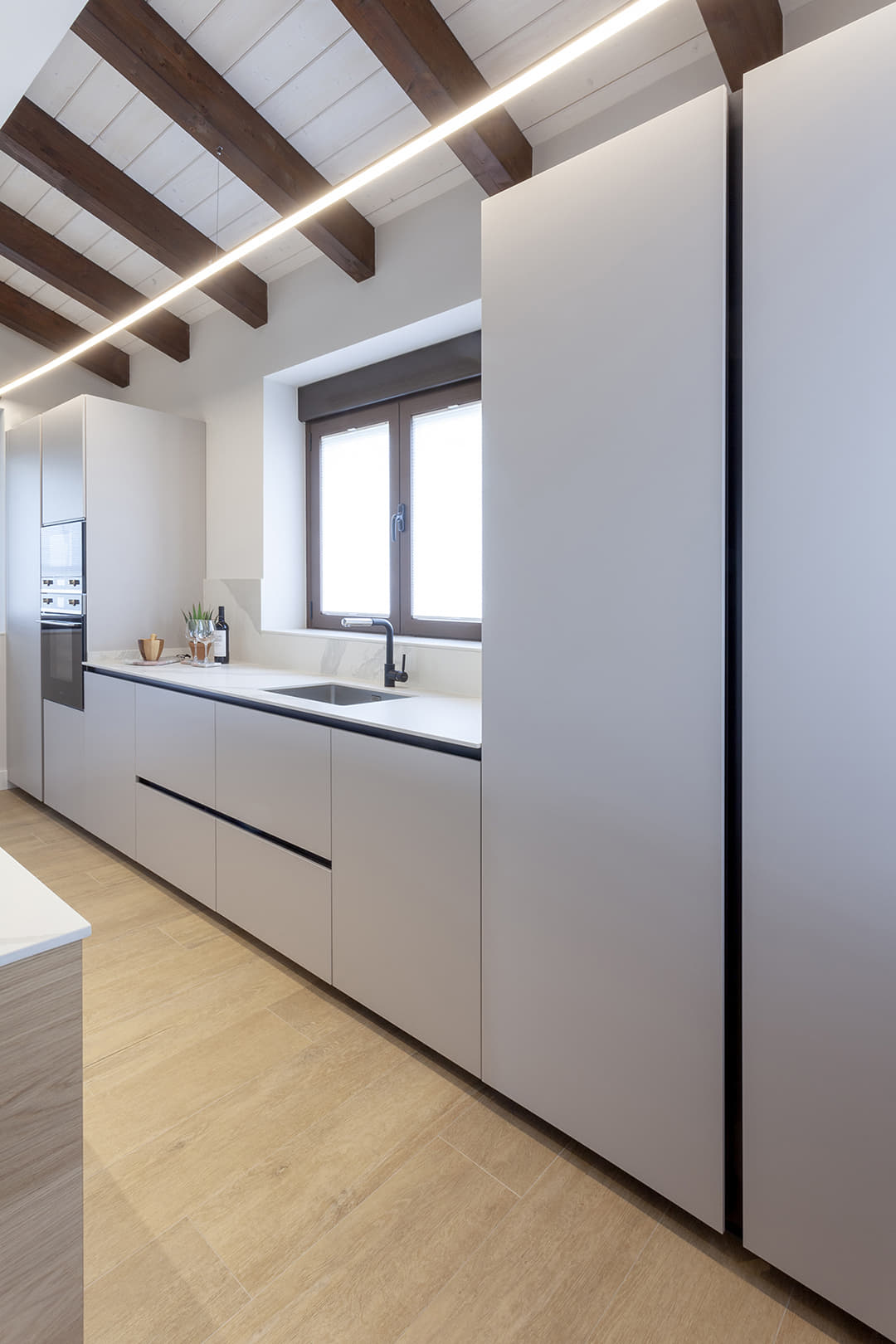 Cocina blanca color Cashmere diseñada por Santos.