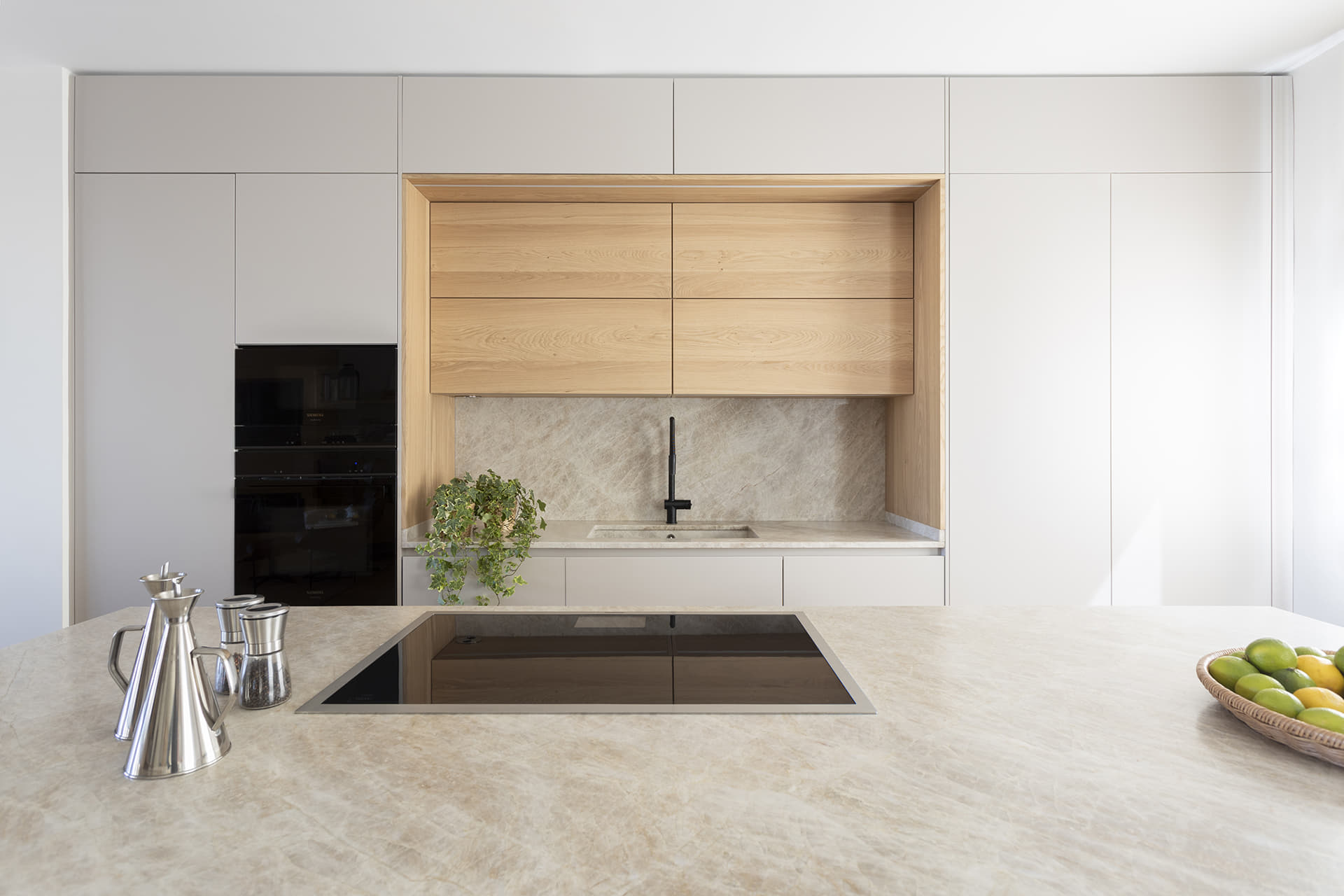 Cocina blanca color Cashmere Seda Mate disñeada por Santos.