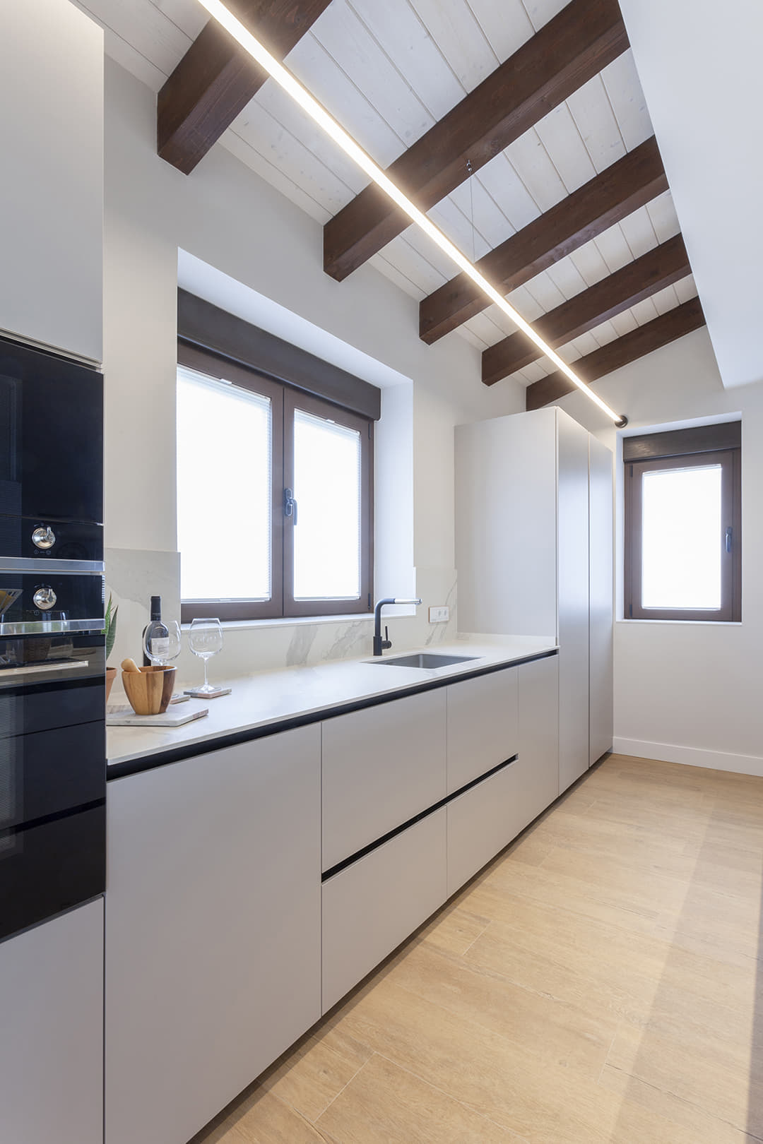 Cocina blanca con electrodomésticos integrados de Santos.