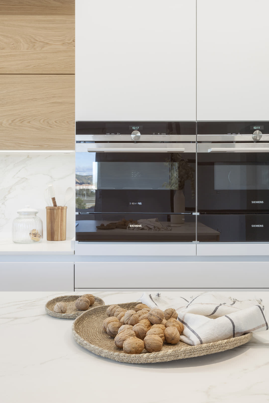 Cocina con electrodomésticos integrados y con isla diseñada por Santos.