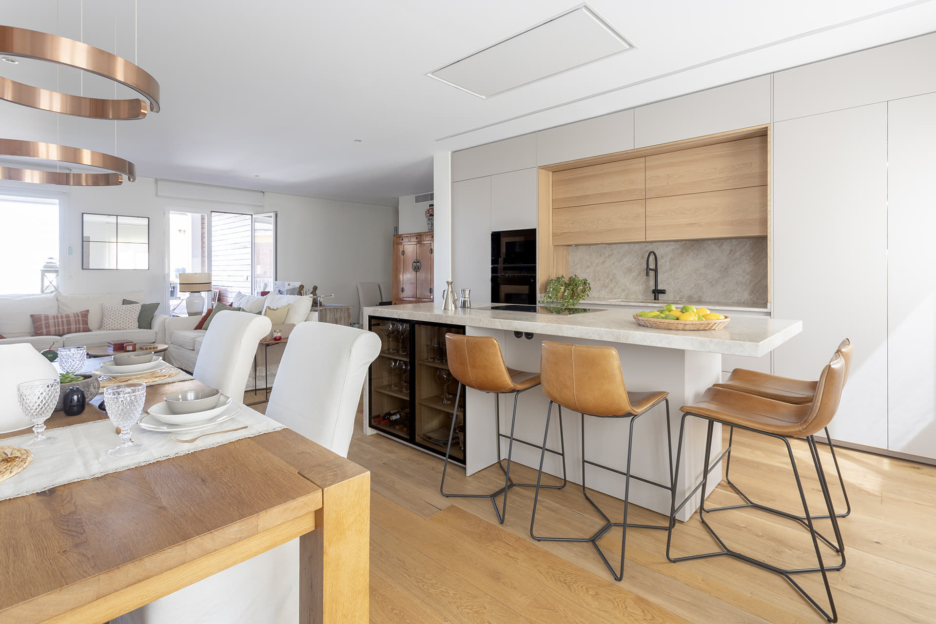 Cocina con isla abierta al salón comedor diseñada por Santos.