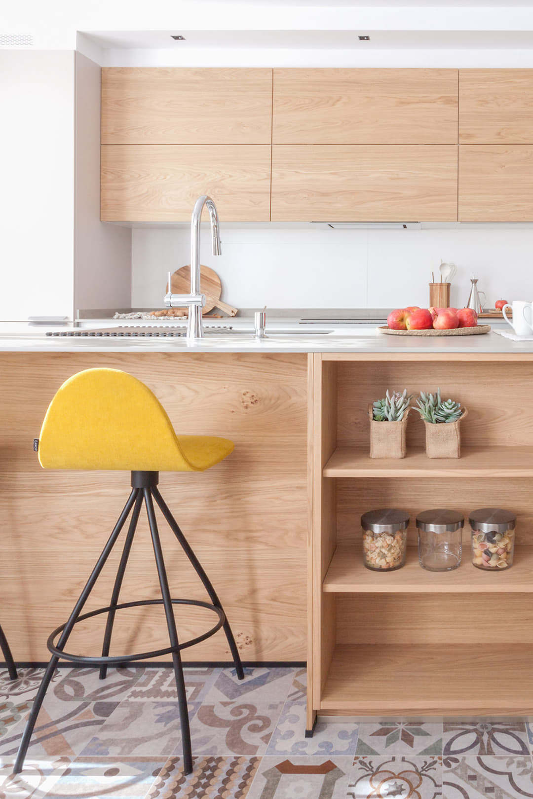 Cocina Santos con isla y acabados en madera con barra para desayuno.