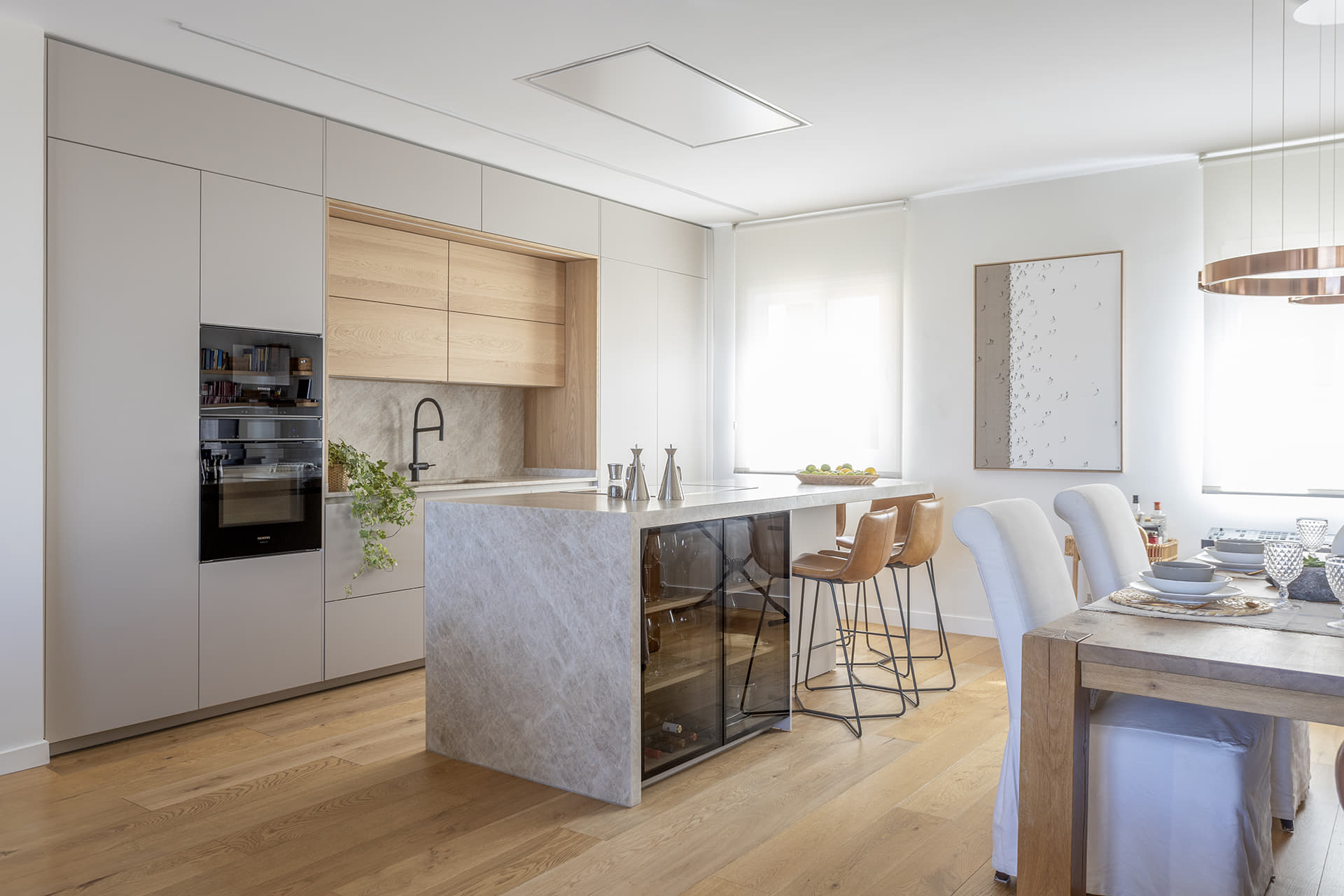 Cocina con isla integrada en la zona de día diseñada por Santos.