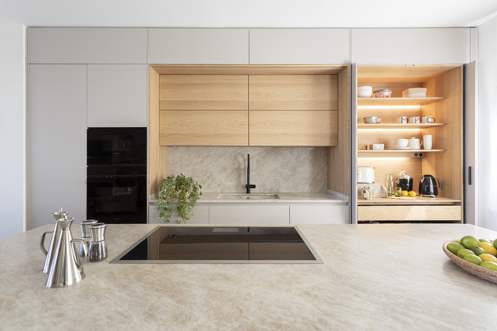 Cocina con isla y muebles color Cashmere Seda Mate diseñada por Santos.