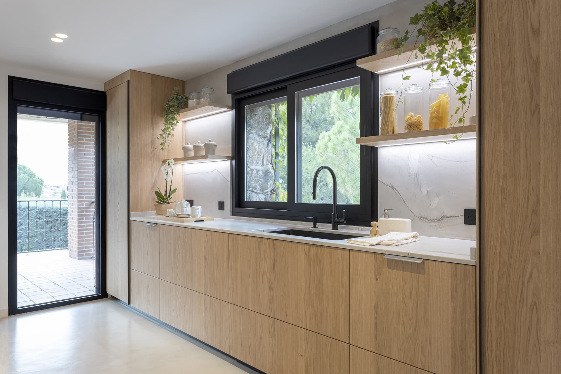 Cocina en madera con muebles Santos en color Roble Rústico.