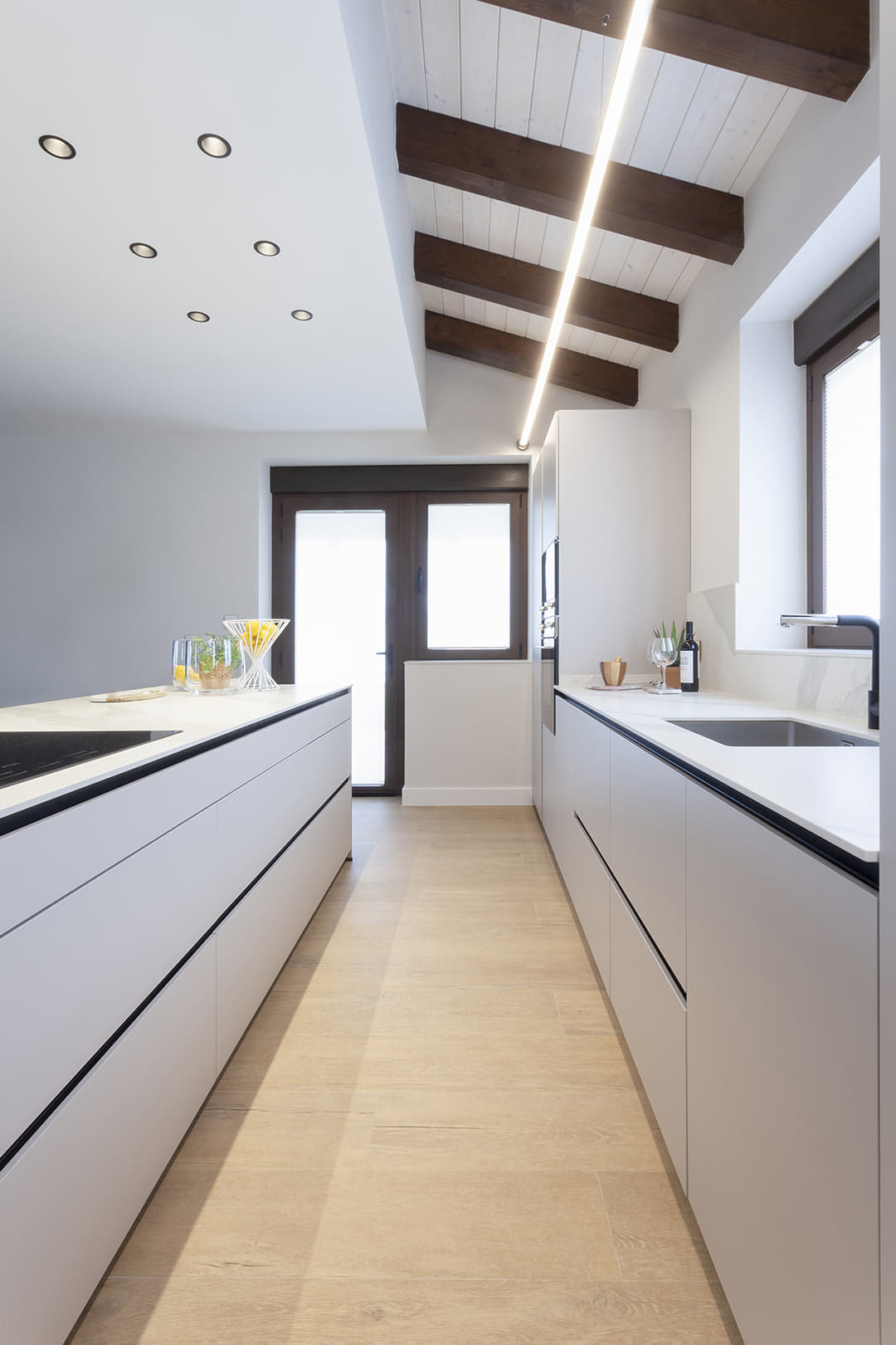 Cocina con muebles en color Cashmere diseñada por Santos.