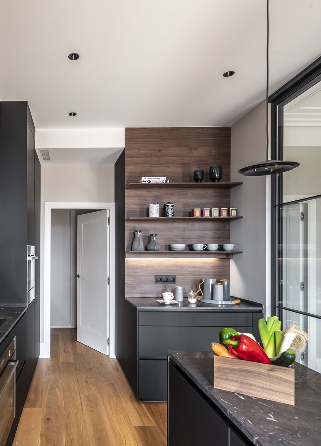 Cozinha preta Santos com lavandaria adjacente com acabamentos em Branco Caxemira.