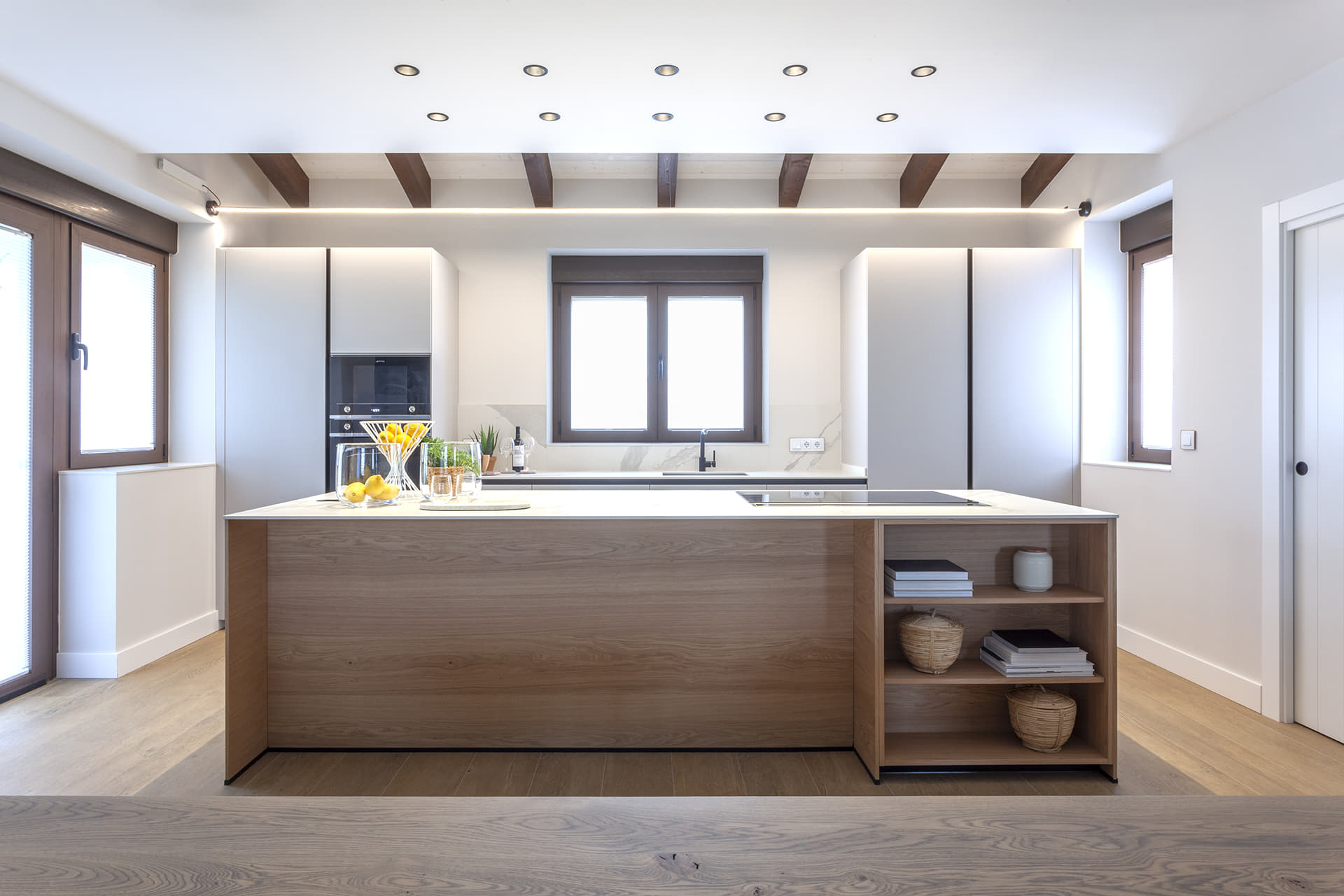 Cocina Cashmere y madera en paralelo con isla Santos.