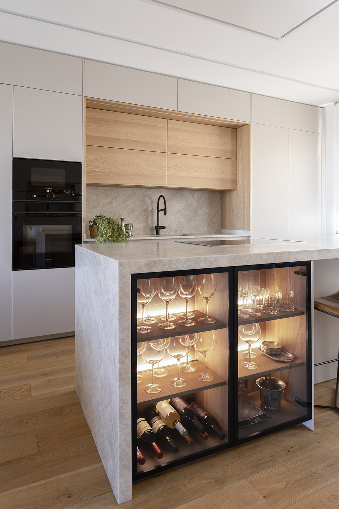 Cocina Santos con isla y espacio para almacenaje.