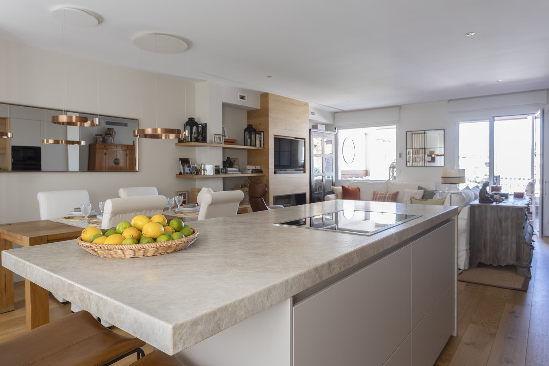 Isla de cocina abierta al salón comedor diseñada por Santos.