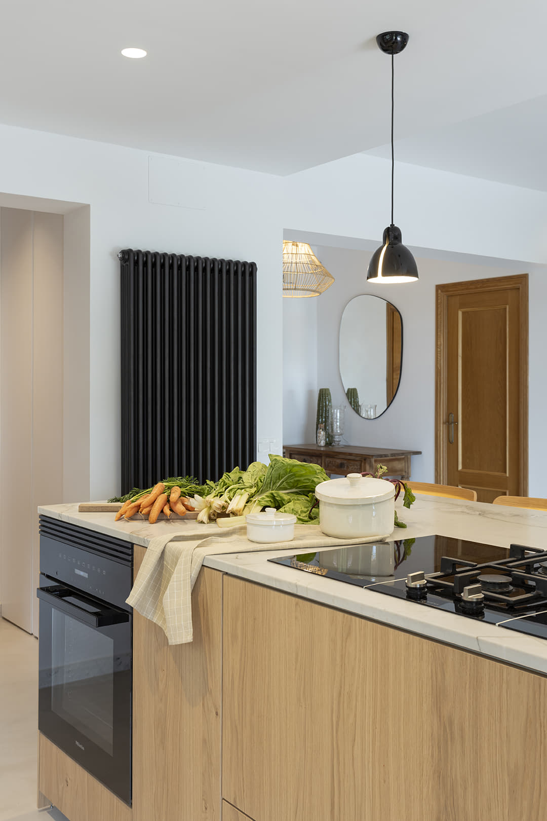 Isla de cocina con electrodomésticos integrados diseñada por Santos.