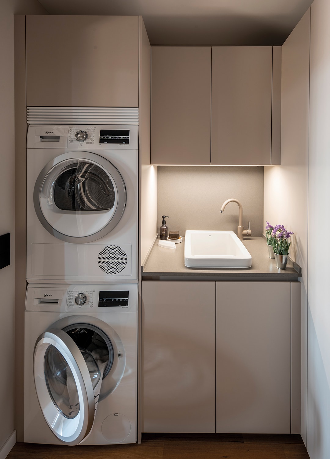 Lavandaria adjacente a cozinha Santos com móveis Branco Caxemira.
