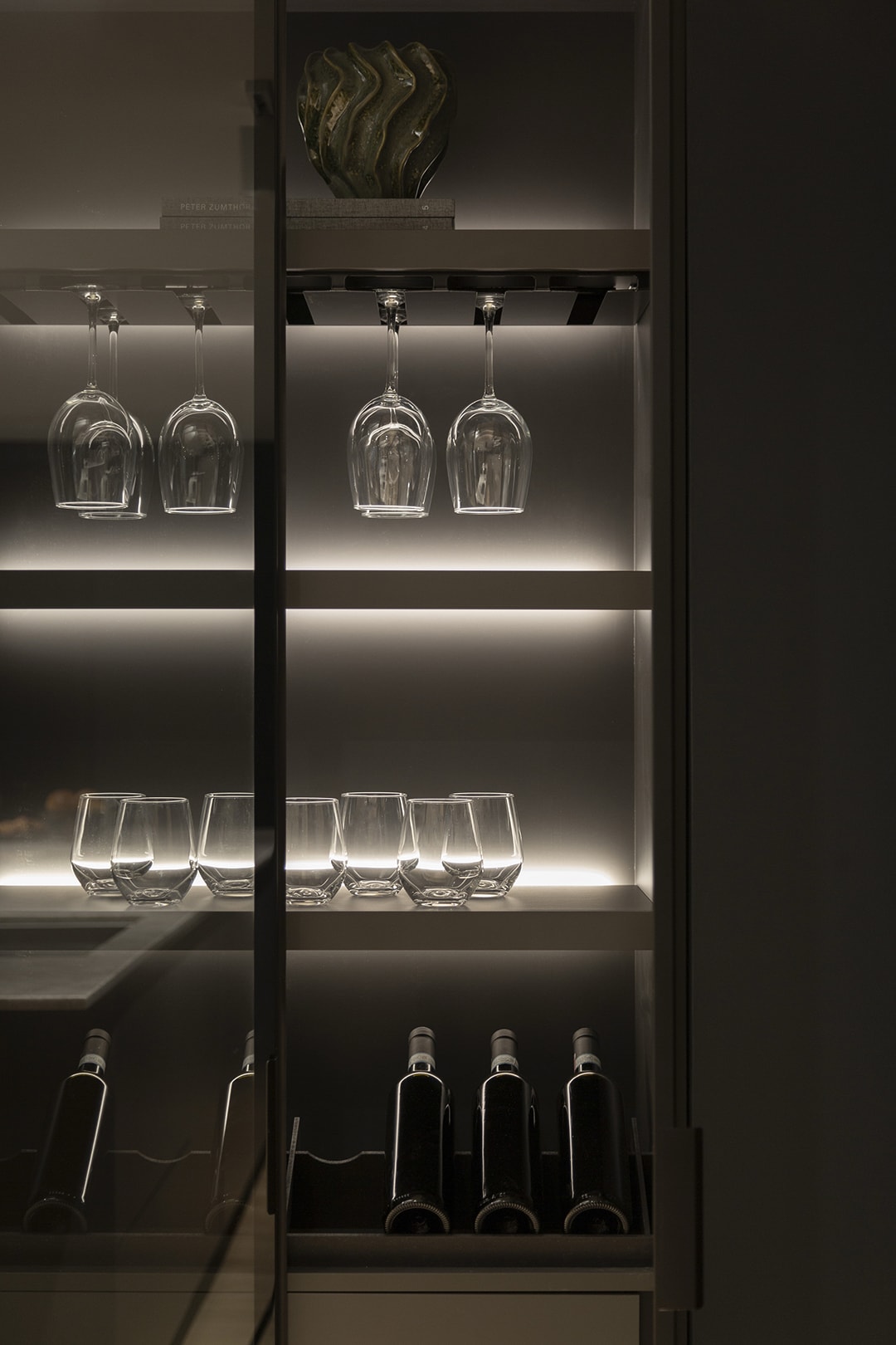 Keukenkast met LED-verlichting in de nieuwe winkel van Santos keukens in Mexico-Stad.