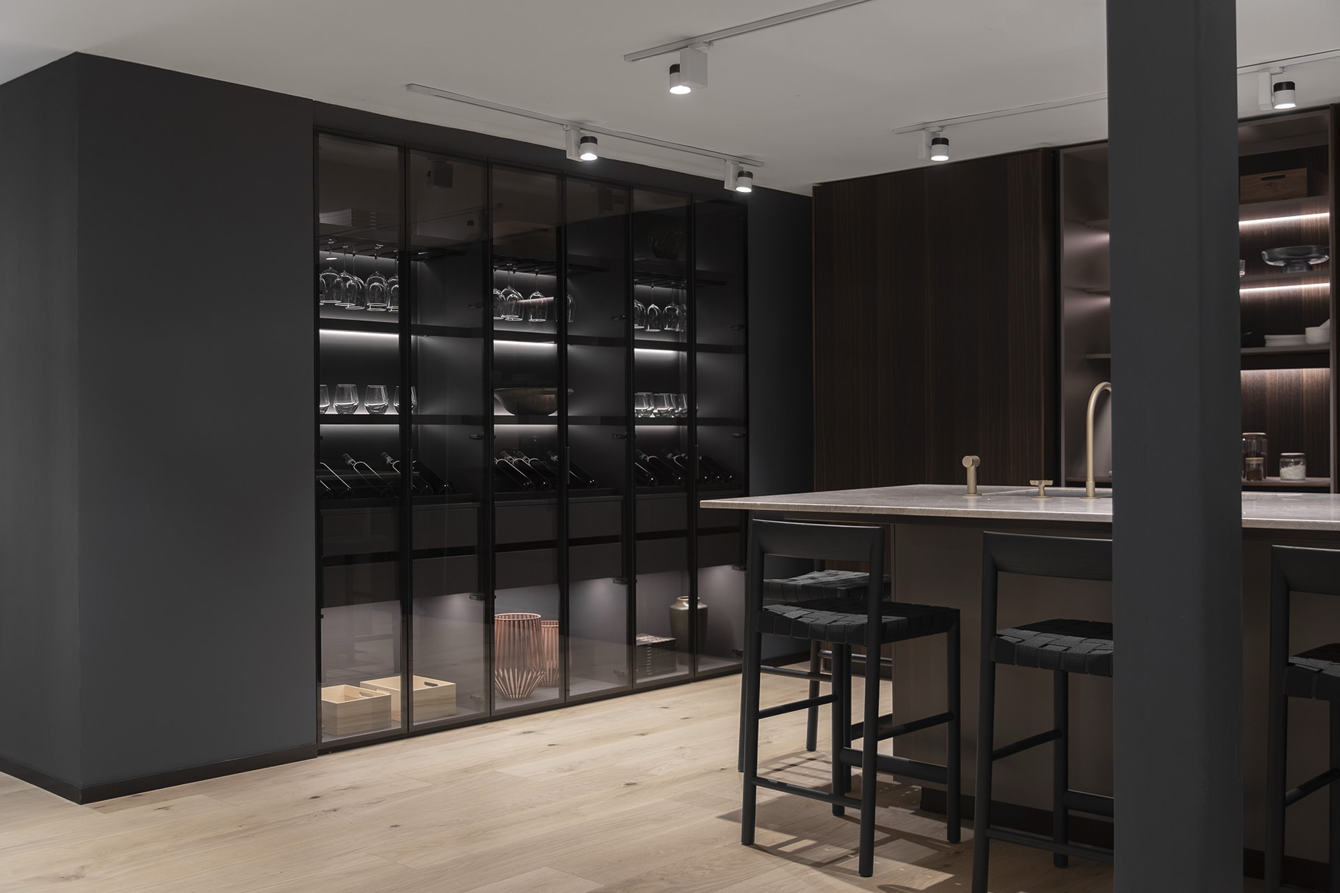 Grijze keuken met hout in de showroom van Santos keukens in Mexico-Stad.