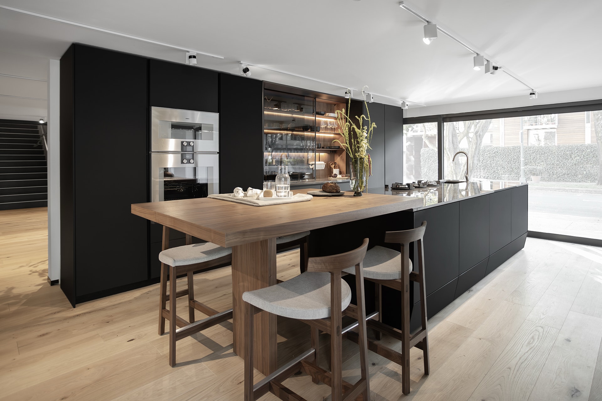 Keuken in Zwart Zijdemat met eiland in de showroom van Santos keukens in Mexico-Stad.