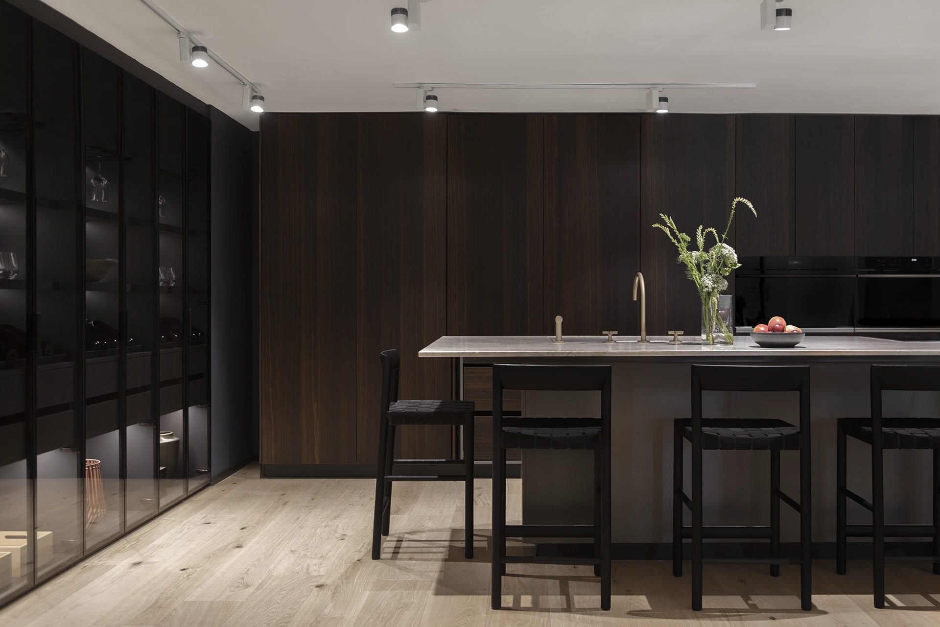 Santos keuken in Nertsgrijs met eiland en natuurlijk Gerookte Eikenhout in de showroom van Santos keukens in Mexico-Stad.