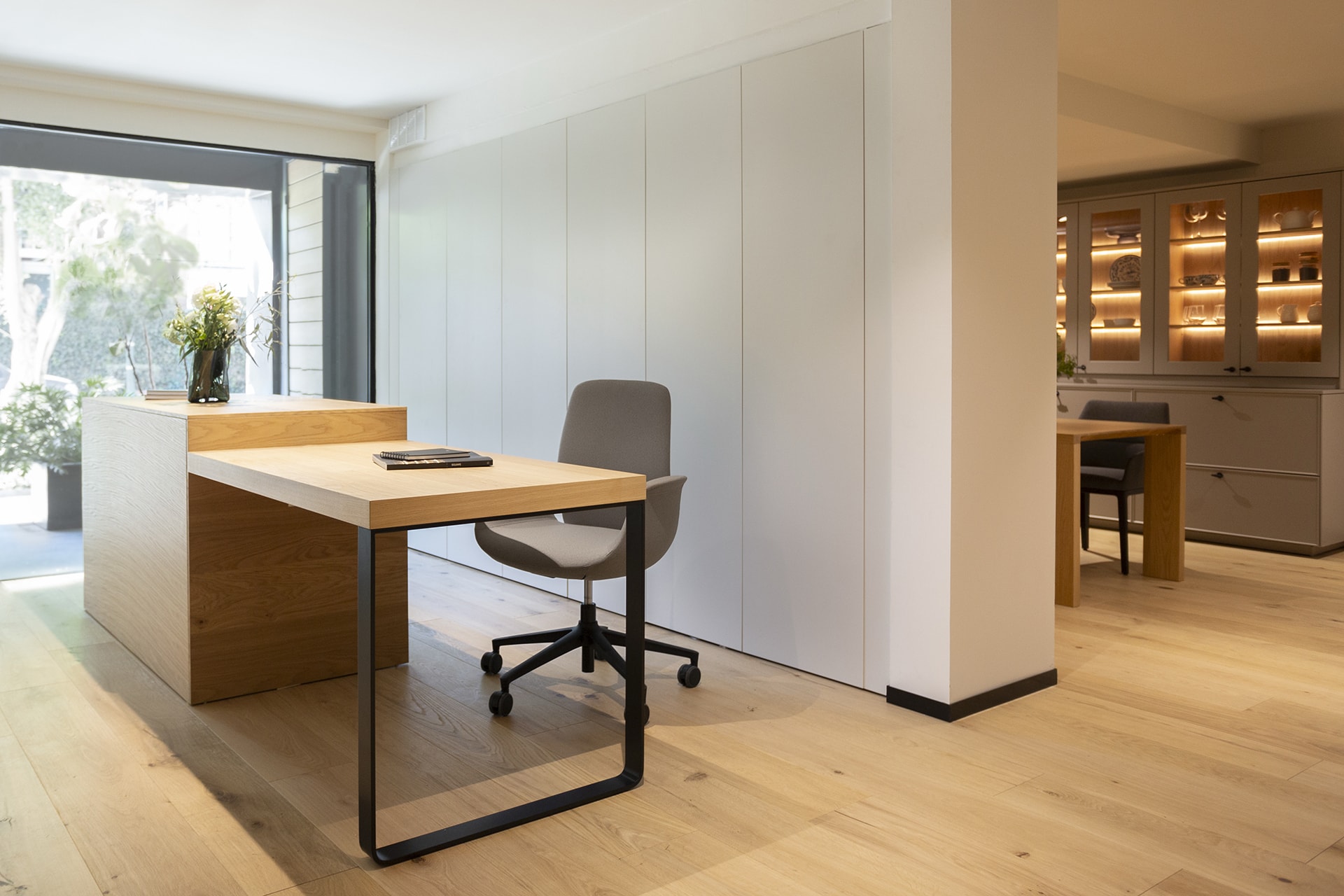Ontvangstruimte voor bezoekers in de showroom van Santos keukens in Mexico-Stad.