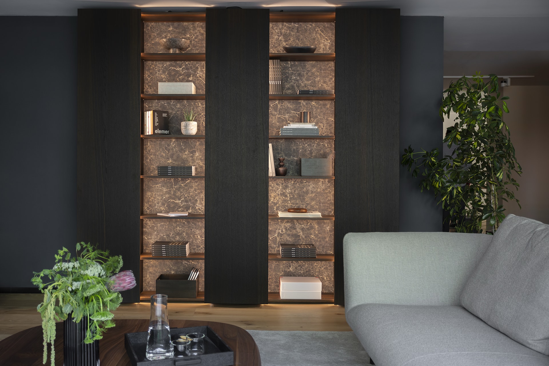 Modulair legplankensysteem met wandkasten in de showroom van Santos keukens in Mexico-Stad.