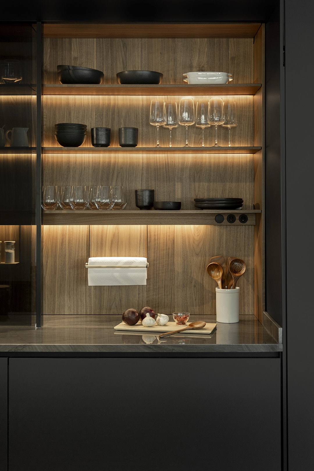 Vitrinekast met binnenverlichting in de keuken in Zwart Zijdemat in de showroom van Santos keukens in Mexico.