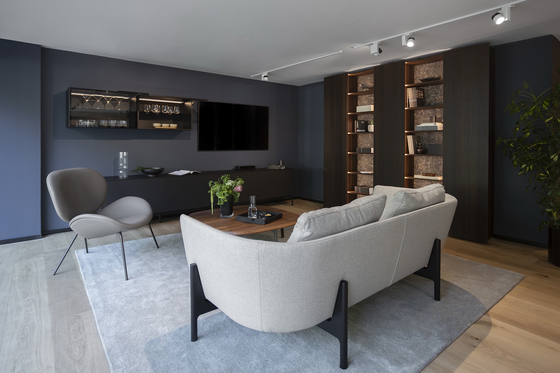 Woonkamer met lage meubels in de showroom van Santos keukens in Mexico-Stad.