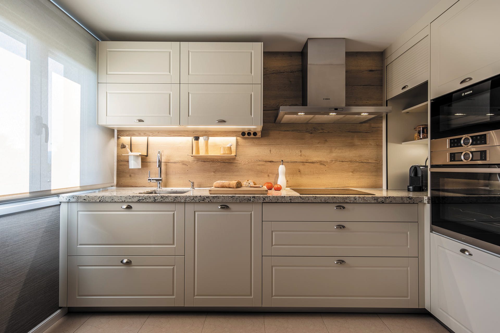 Cocina blanca y madera con iluminación LED en un proyecto de Cocinas Santos.