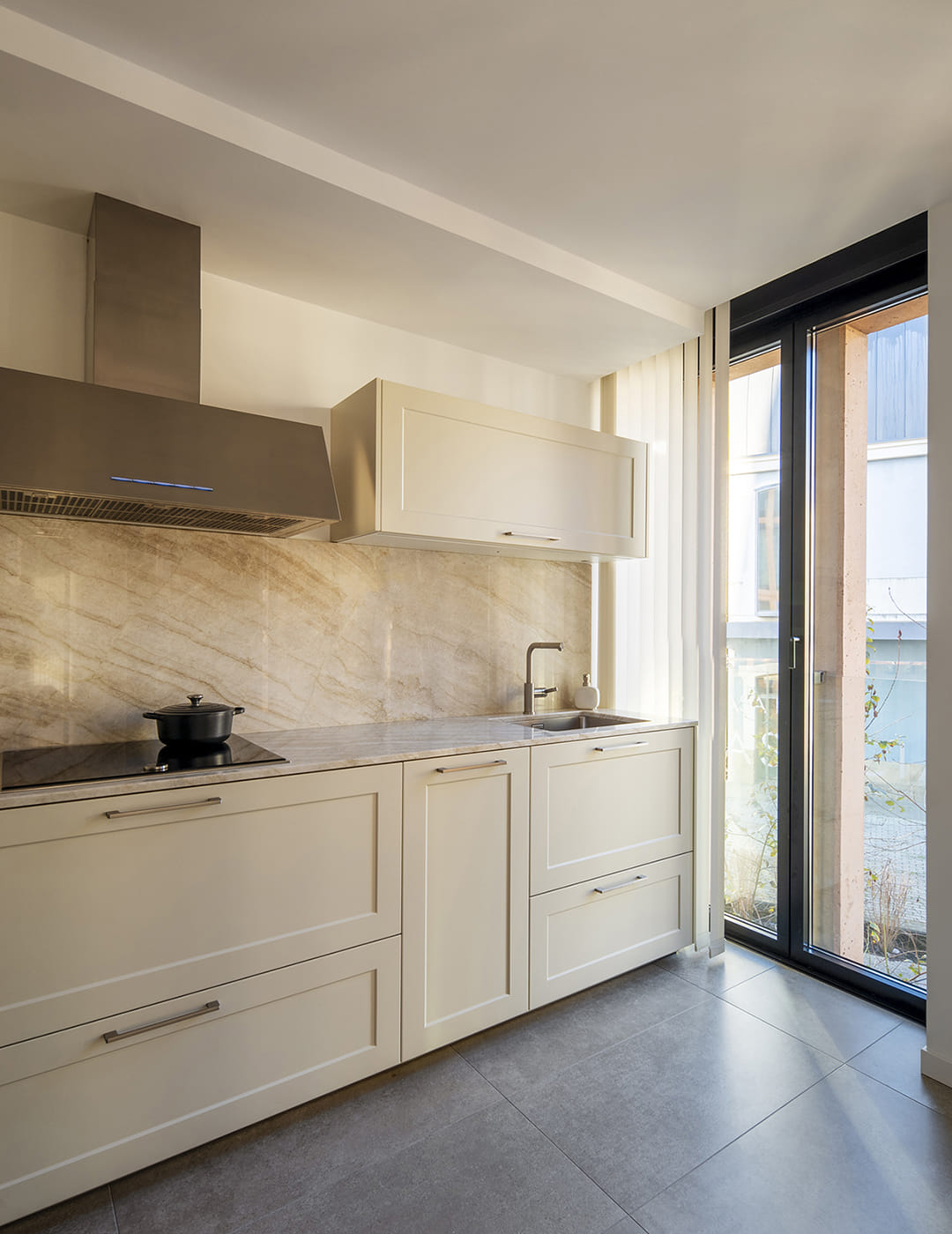 Cocina Santos Blanco Perla Seda Mate con distribución en línea.