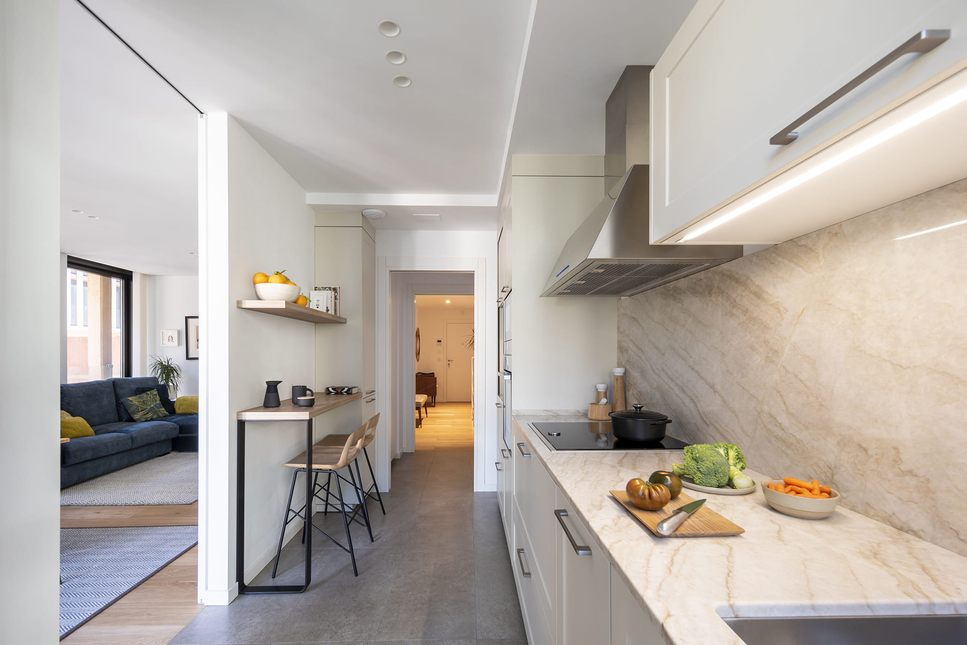 Cocina Santos blanca abierta al salón con zona de lavandería anexa.