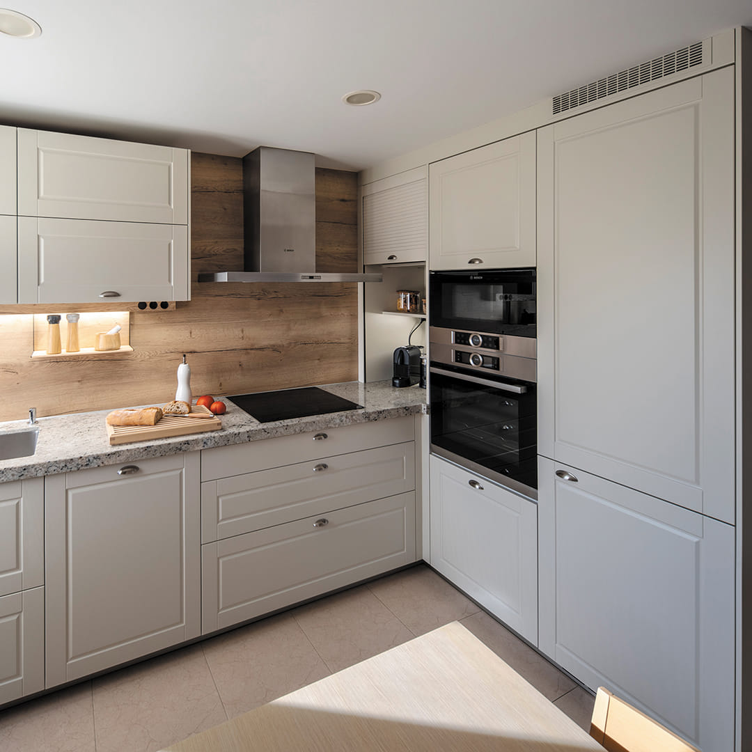 Cocina Blanca Santos con una composición de armarios en columna y un mueble de persiana.