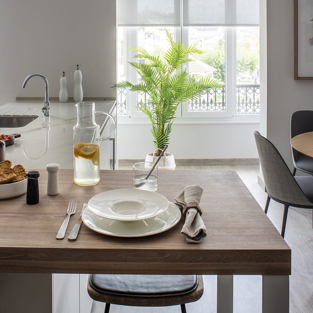 Detalle de mesado de madera Olmo Claro en una cocina con península de Cocinas Santos.