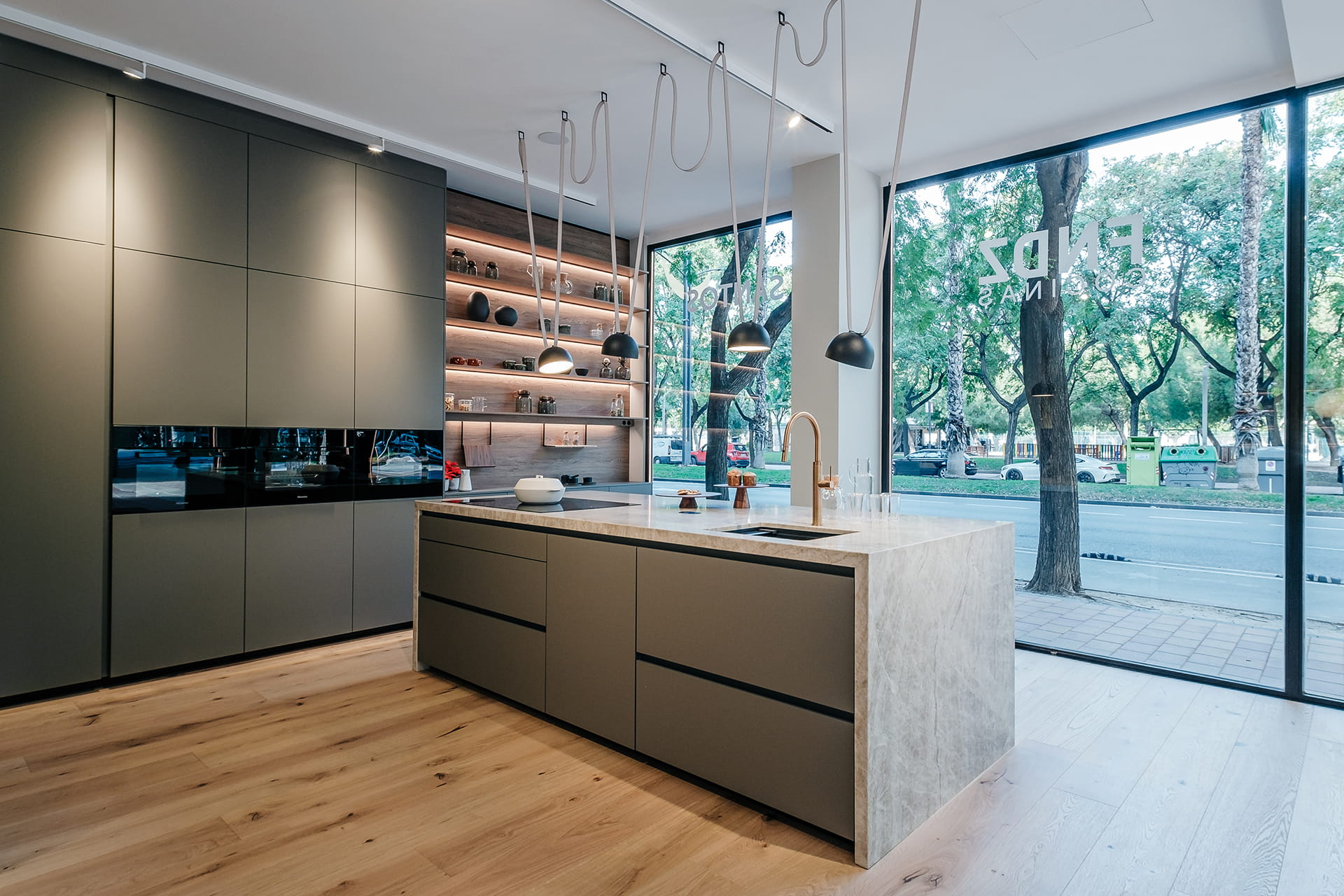 Cocina gris abierta a salón en la tienda oficial de Cocinas Santos en Murcia.