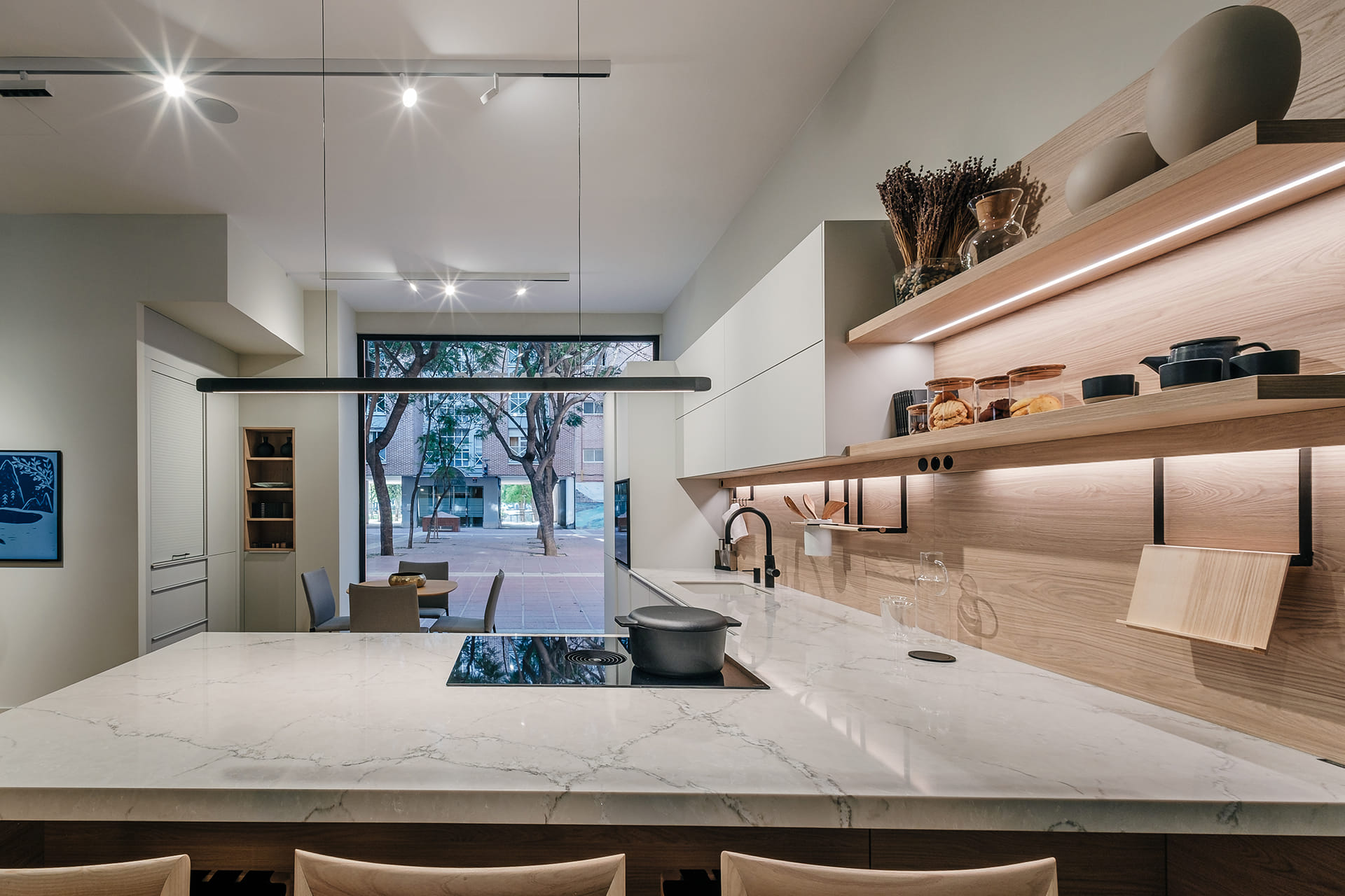 Península de cocina con distribución en L en la nueva exposición de Cocinas Santos en Murcia.