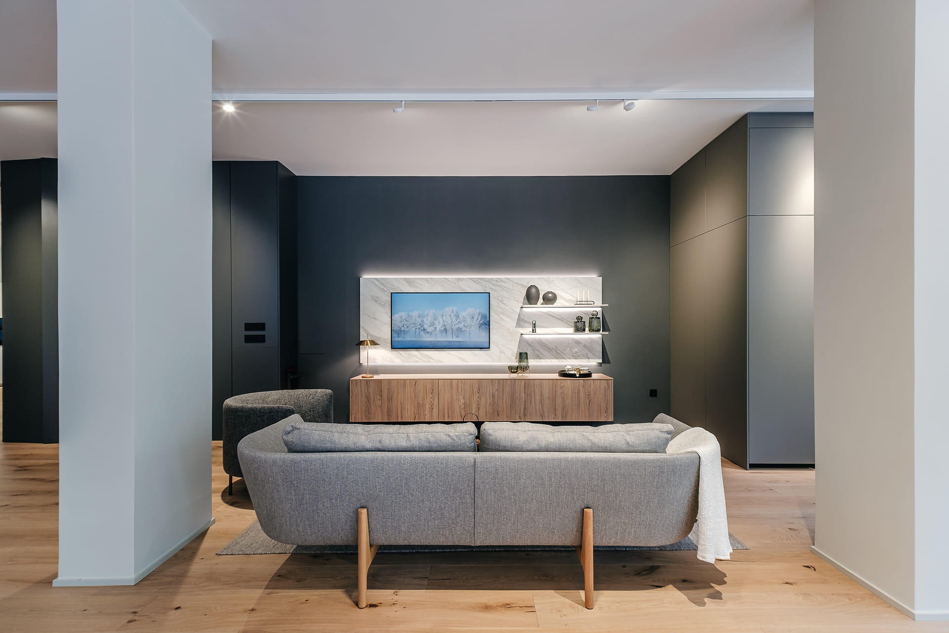 Salón comedor en el nuevo showroom de Cocinas FNDZ, distribuidor oficial de Santos en Murcia.