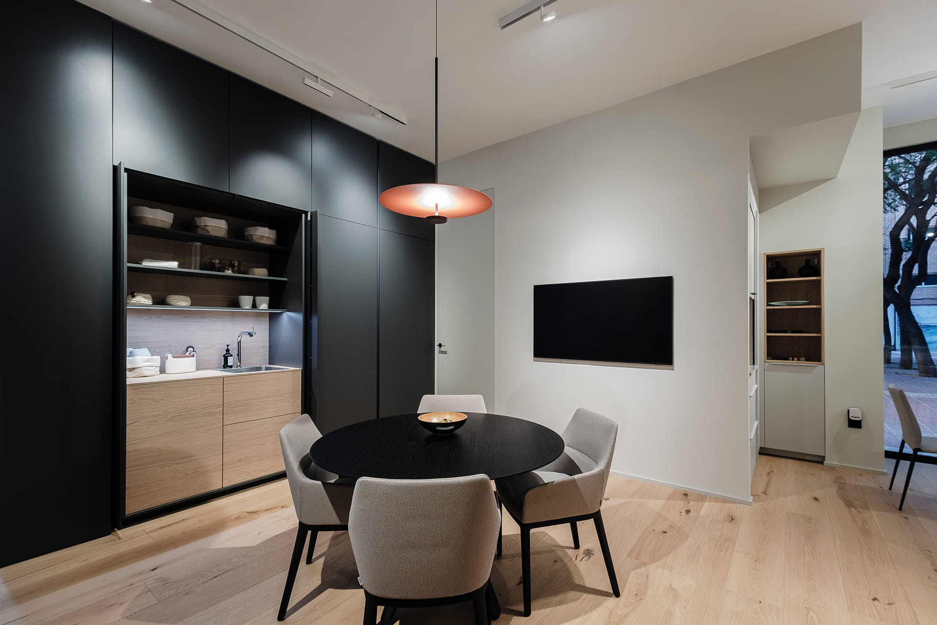 Zona de comedor diseñada por la tienda de Cocinas Santos en Murcia.