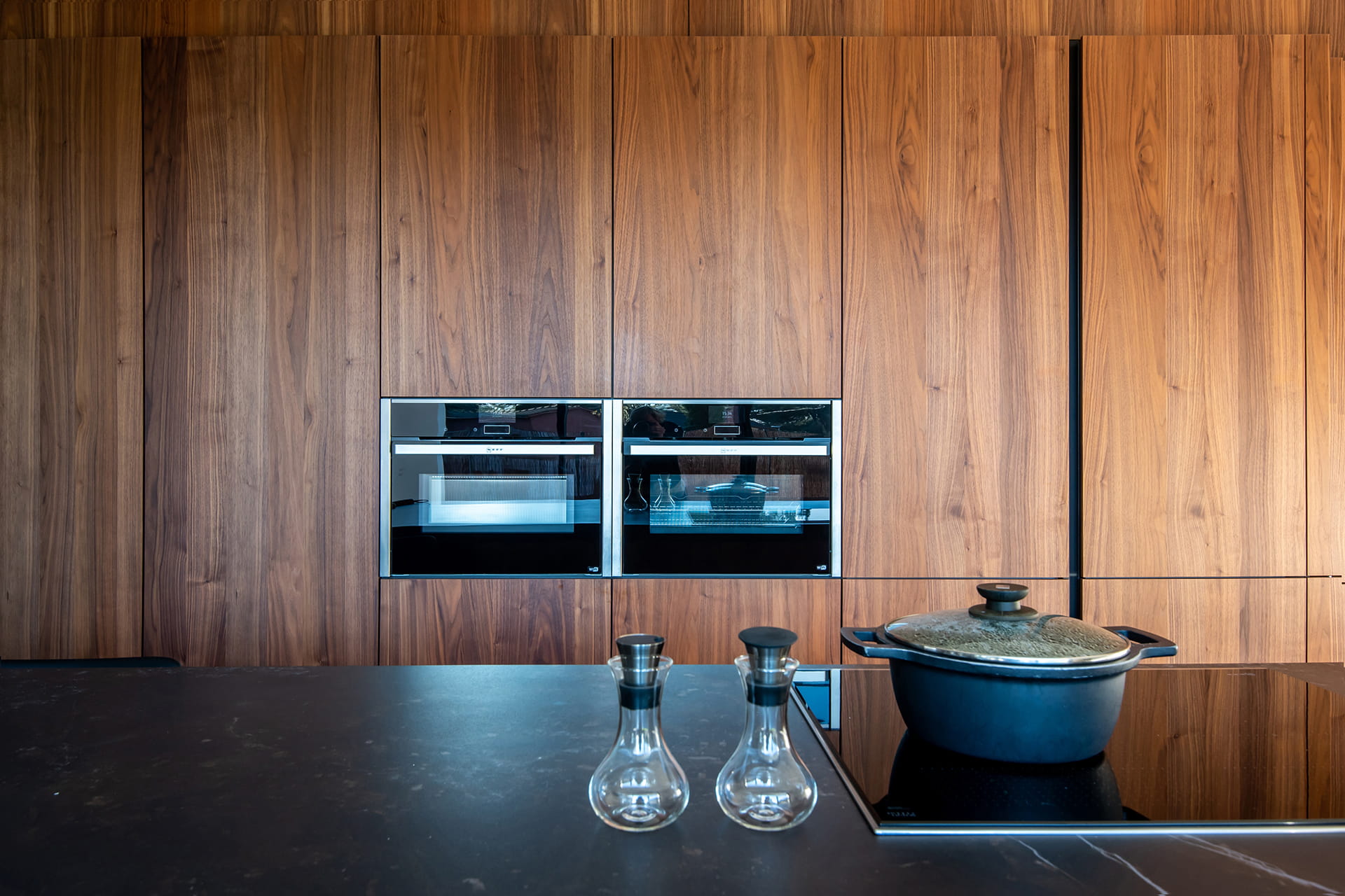 Armarios con electrodomésticos integrados en una Cocina Santos en blanco y madera.