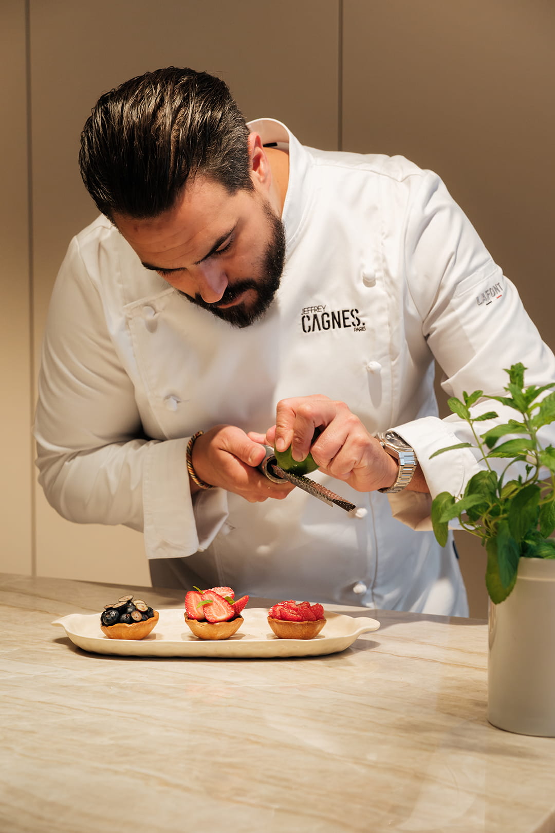 O chef Jeffrey Cagnes rala uma lima na cozinha atelier concebida pela Santos Paris.